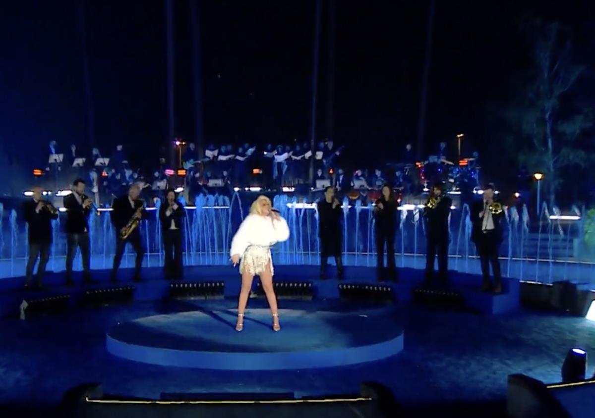 Kurirov modni žiri ocenjuje božićne  haljine Jelene Karleuše sa gala koncerta