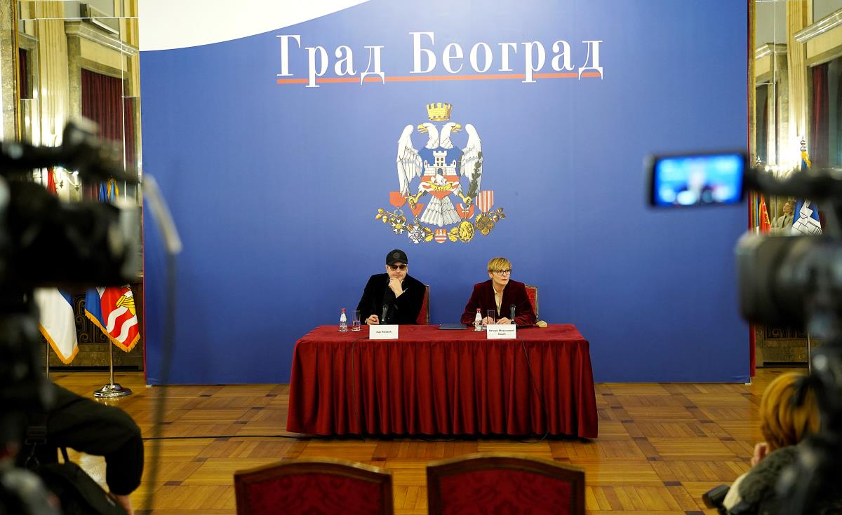 Aco Pejović na konferenciji povodom nastupa za Srpsku Novu godinu.jpg