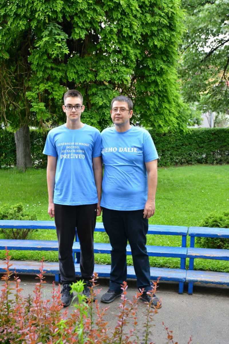 Pavle Damjanović (u naočarima).jpg