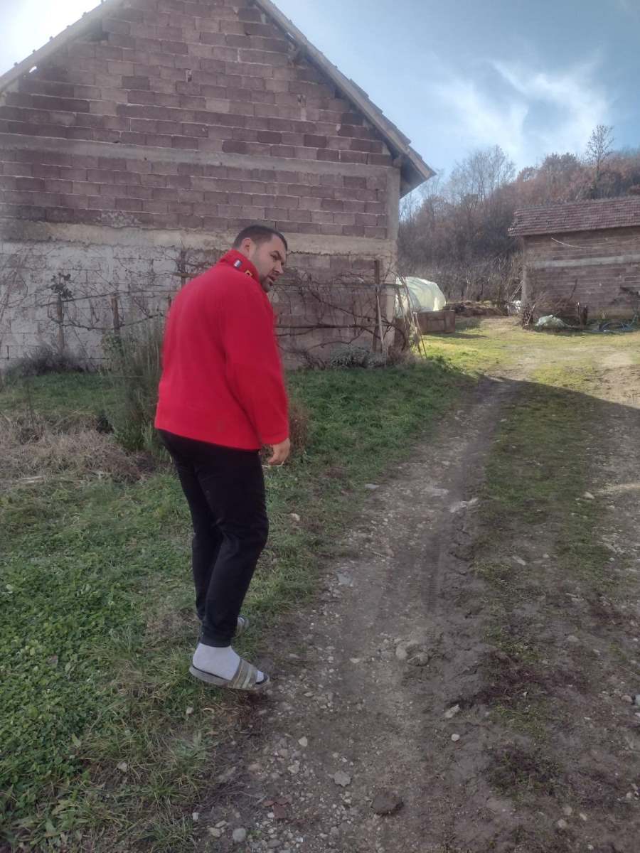 Grad Aleksandar lazić pokazuje krv.jpg