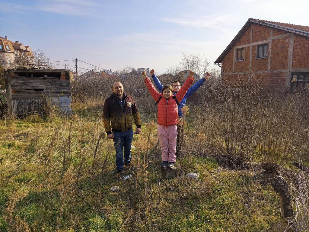 Porodica Stevanović,  Goran Stevanović, Viktor Stevanović i najmladja cerka Vasilija  na placu gde ce biti kuca.