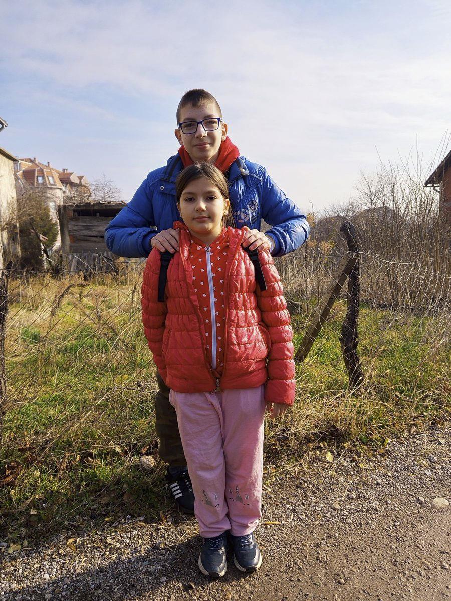 Porodica Stevanović, Viktor Stevanović. i najmladja cerka Vasilija na placu gde ce biti kuca.