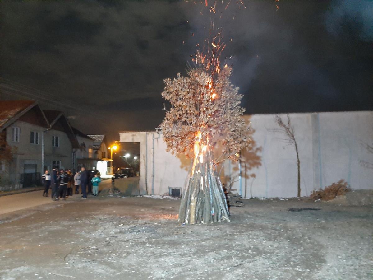 strazava upaljen badnjak.jpg