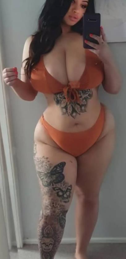 Ameliji Pejdž neprestano rastu grudi (4).jpg