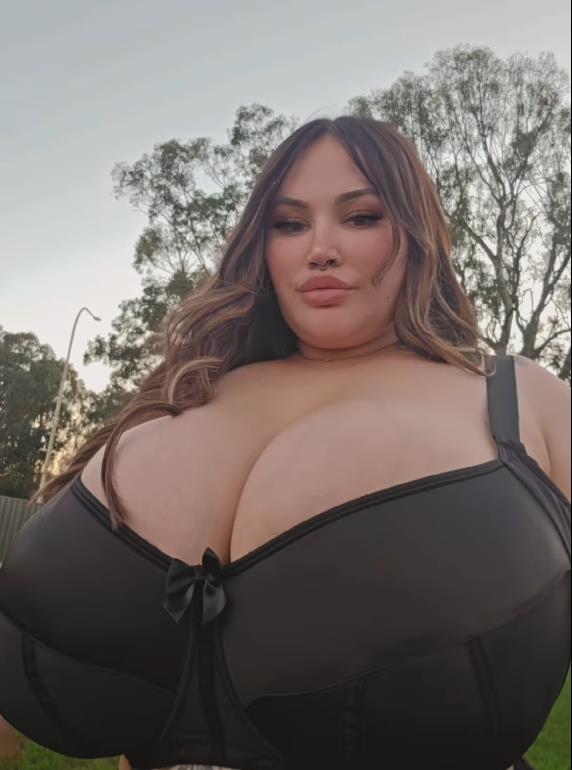 Ameliji Pejdž neprestano rastu grudi (7).png