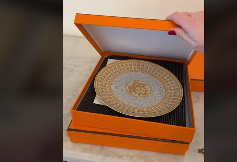 Amanda DeVit kupila je polovnu komodu i u njoj našla vrednosti