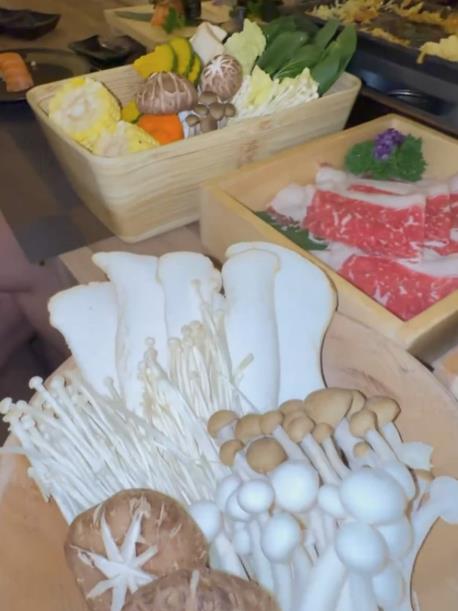 Lepa Brena slomljenu nogu leči u Tajlandu