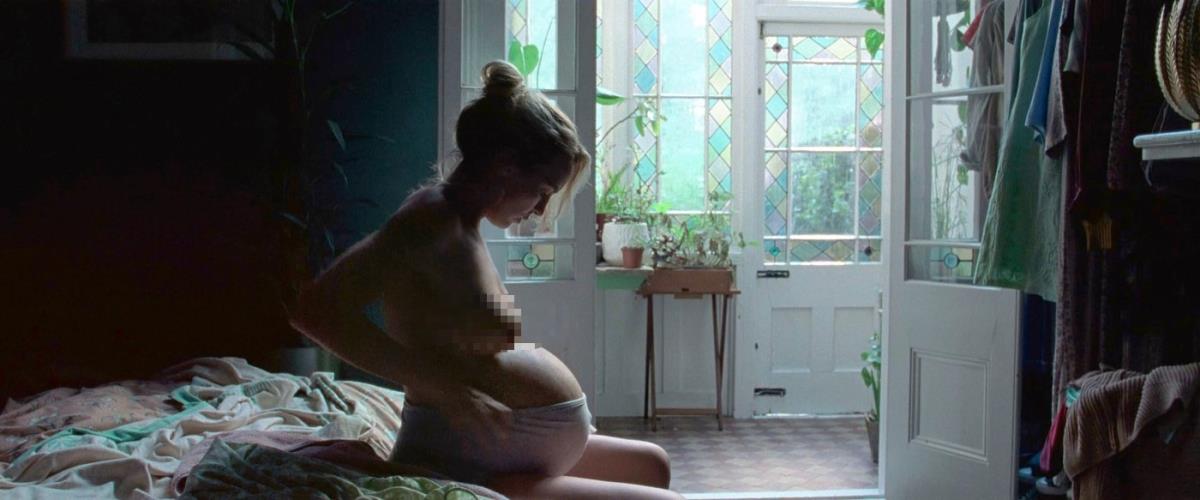 Džodi Komer gola u filmu The End We Start From