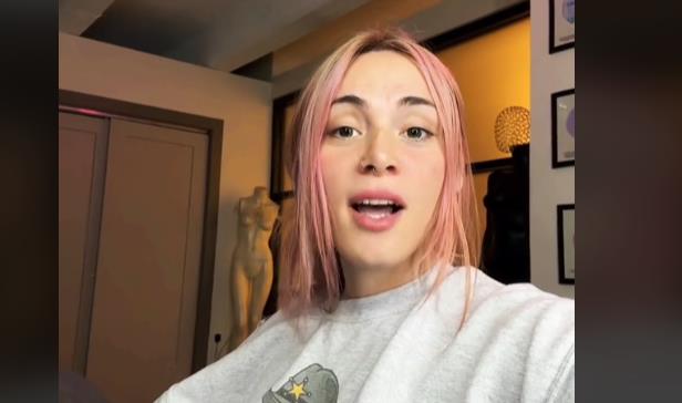 Trans žena Emili Džejms odlučila je da ukloni šest rebara 8.jpg