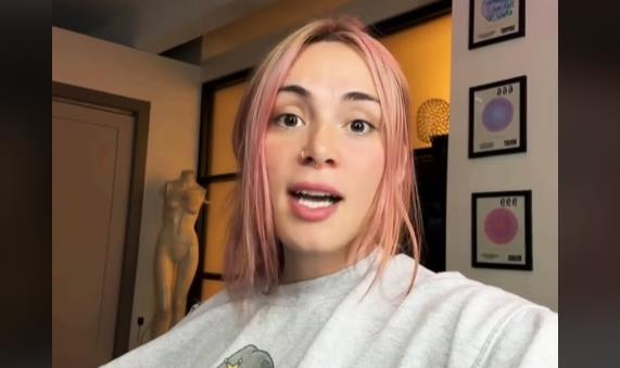 Trans žena Emili Džejms odlučila je da ukloni šest rebara 7.png