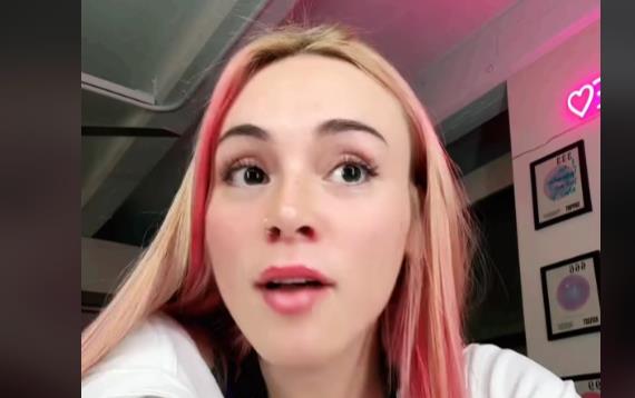 Trans žena Emili Džejms odlučila je da ukloni šest rebara 5.png