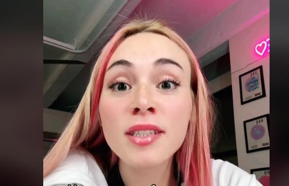 Trans žena Emili Džejms odlučila je da ukloni šest rebara 4.png