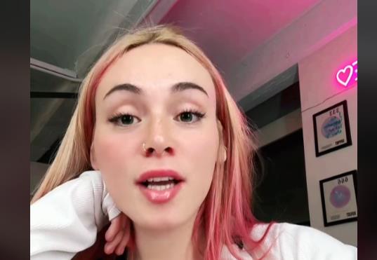 Trans žena Emili Džejms odlučila je da ukloni šest rebara 1.png