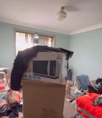 Šarlot Bosanket čisti užasno prljave stanove za novac