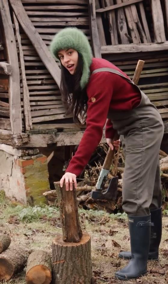 Maša Memedović cepa drva (1).jpg