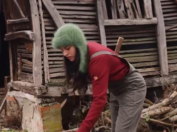 Maša Memedović cepa drva (2).png