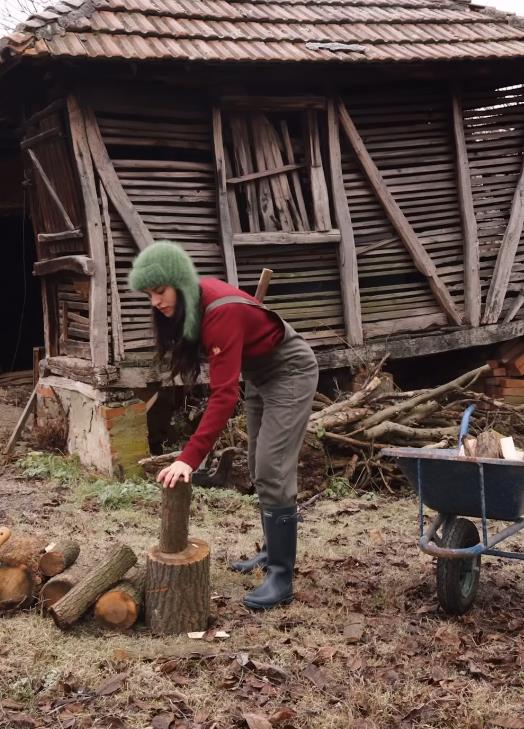 Maša Memedović cepa drva (3).png