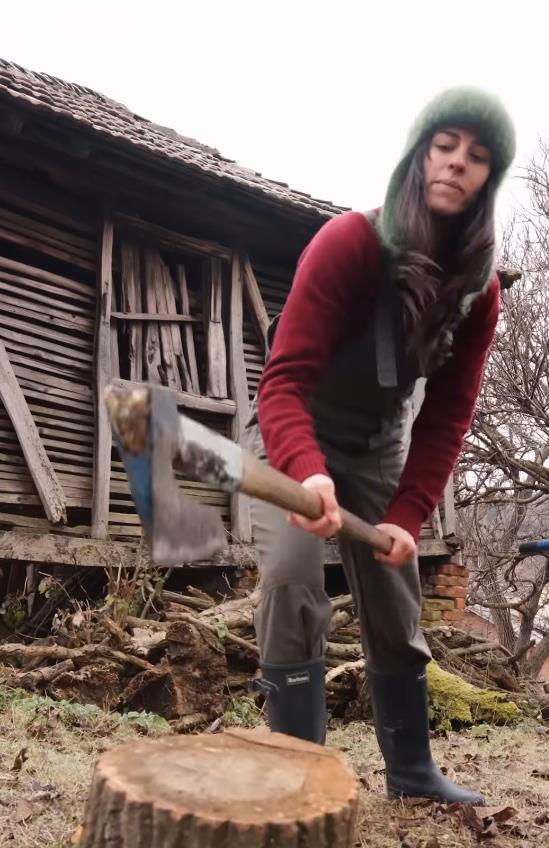 Maša Memedović cepa drva (4).png