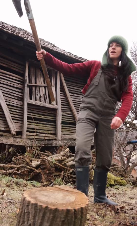 Maša Memedović cepa drva (5).png