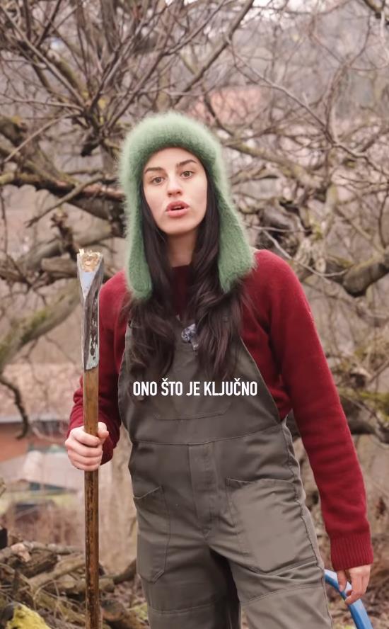 Maša Memedović cepa drva (6).png