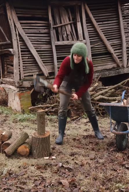 Maša Memedović cepa drva (7).jpg