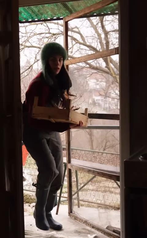 Maša Memedović cepa drva (8).png