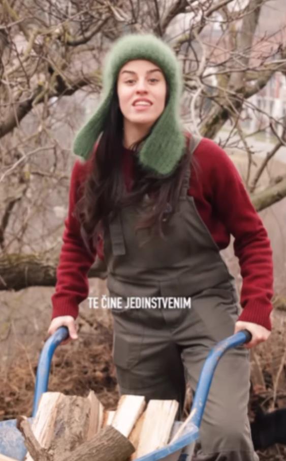 Maša Memedović cepa drva (9).png