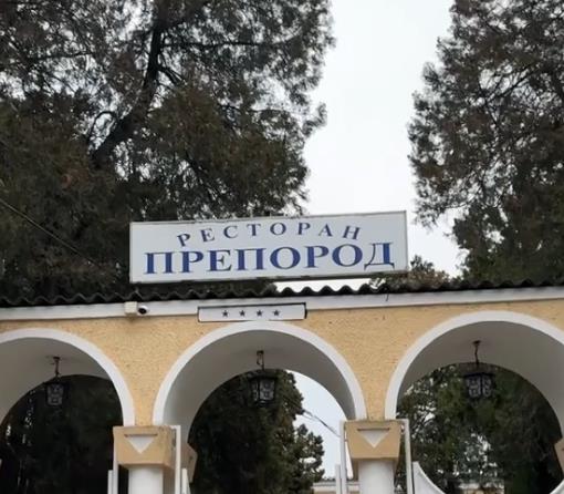 Amerikanac jede hranu iz Zabele (3).png