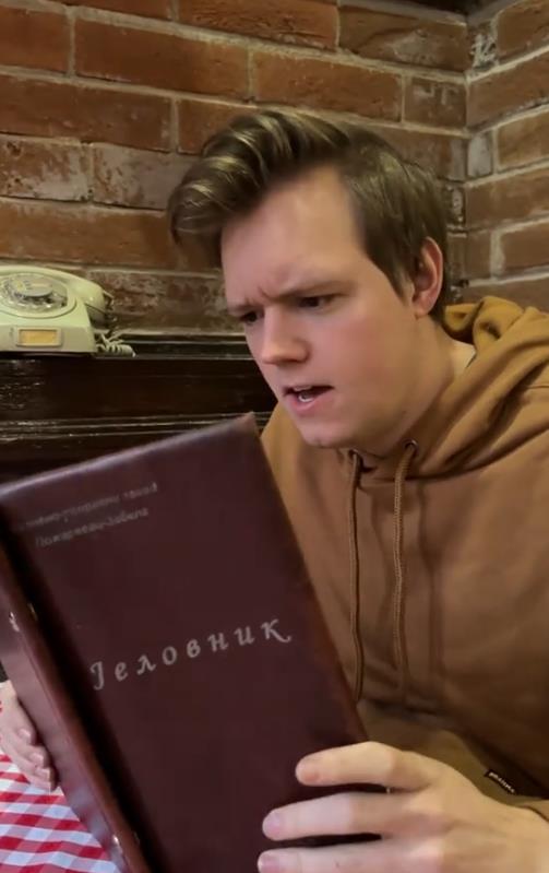 Amerikanac jede hranu iz Zabele (5).png