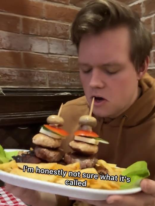 Amerikanac jede hranu iz Zabele (7).png