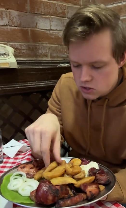 Amerikanac jede hranu iz Zabele (8).png