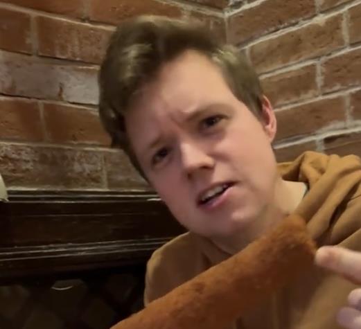 Amerikanac jede hranu iz Zabele (1).png