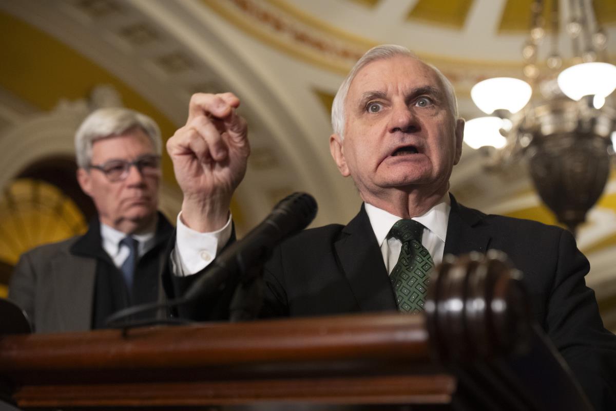 x AP Mark Schiefelbein.jpg