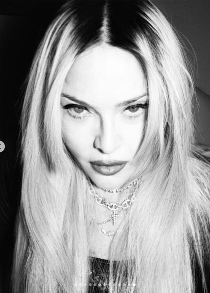 Madona u spavaćoj sobi okružena stvarima sa noćnog stočića 13.jpg