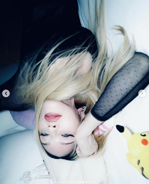 Madona u spavaćoj sobi okružena stvarima sa noćnog stočića 10.png