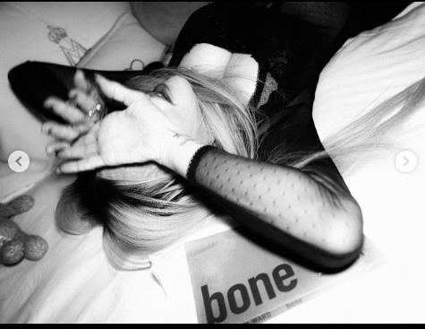 Madona u spavaćoj sobi okružena stvarima sa noćnog stočića 8.png