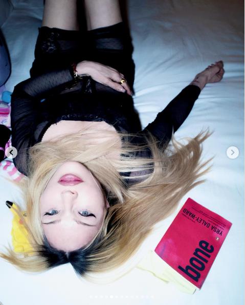 Madona u spavaćoj sobi okružena stvarima sa noćnog stočića 5.png