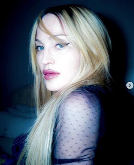 Madona u spavaćoj sobi okružena stvarima sa noćnog stočića 1.png