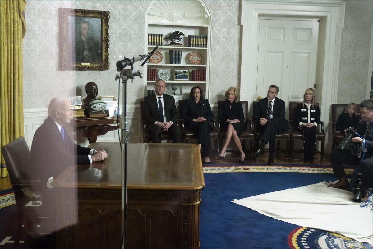 101 AP Mark Schiefelbein.jpg