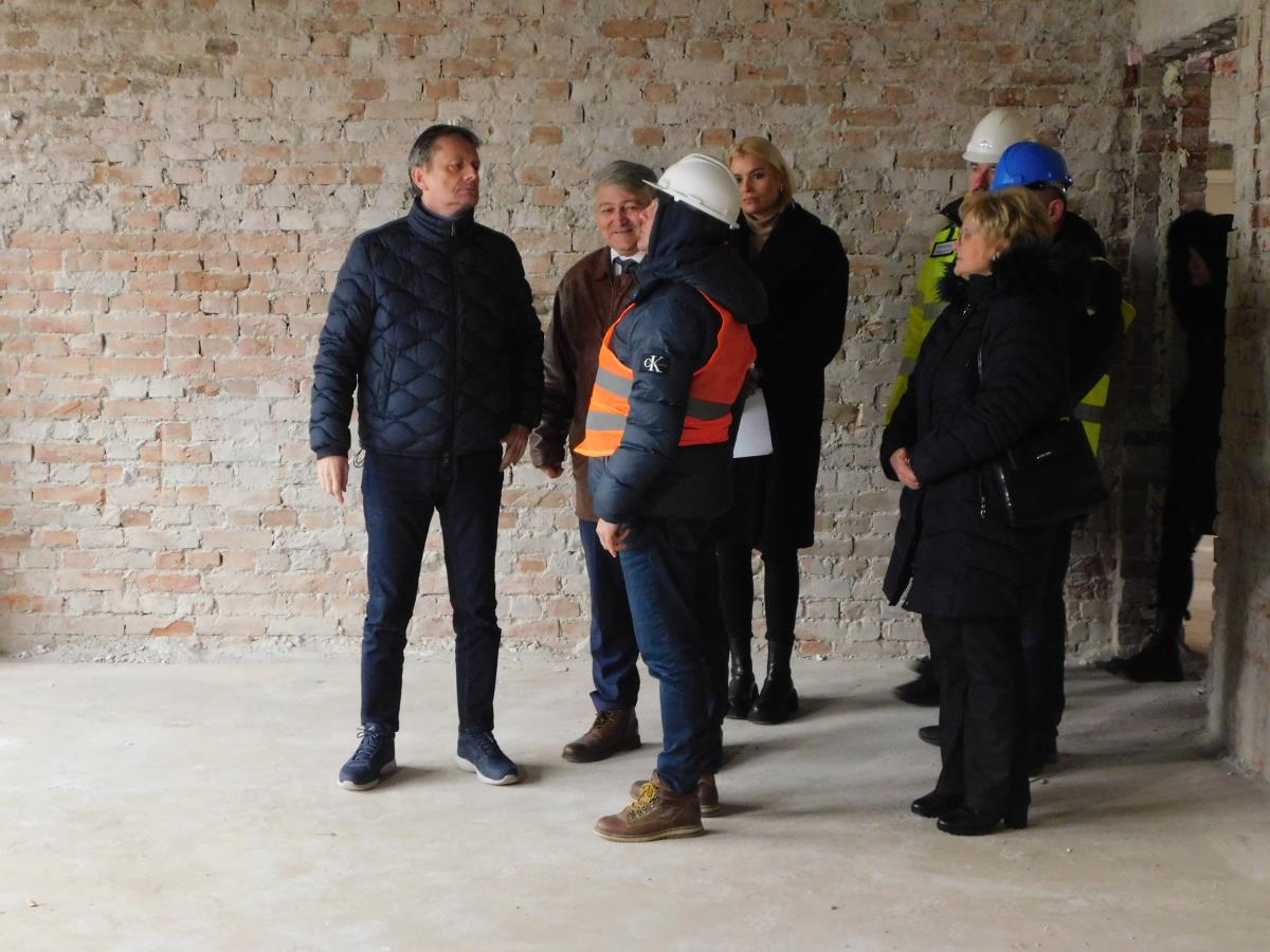 MALI ZVORNIK - U školi.JPG