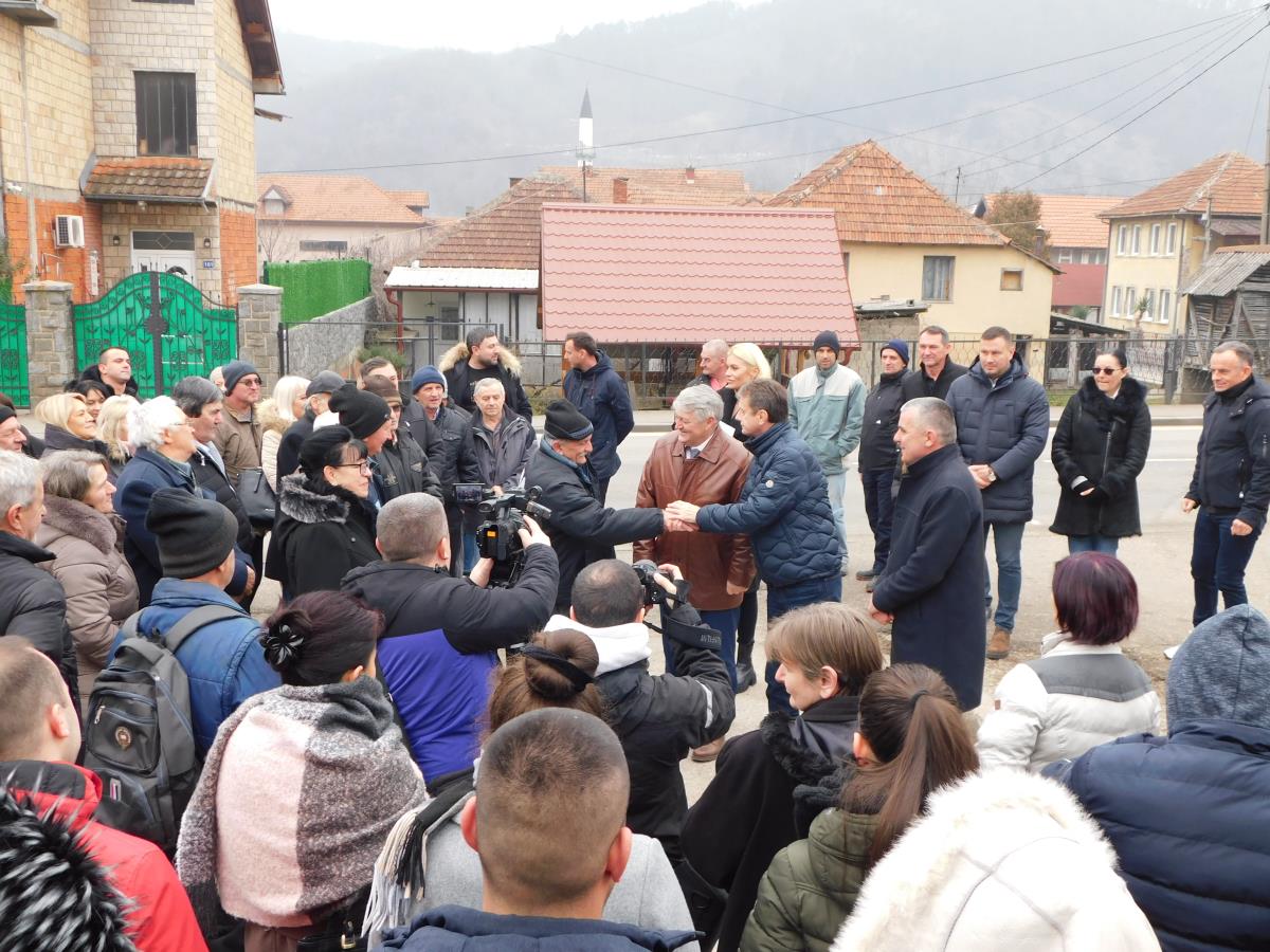 MALI ZVORNIK - Sa građanima.JPG