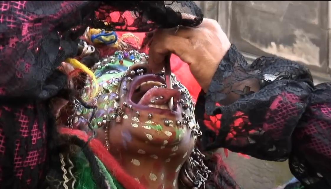 Elejn Dejvidson je žena sa najviše pirsinga na svetu 4.png