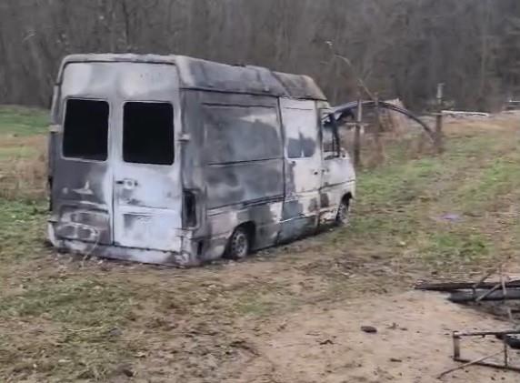 LOZNICA - Uništen kombi.jpg