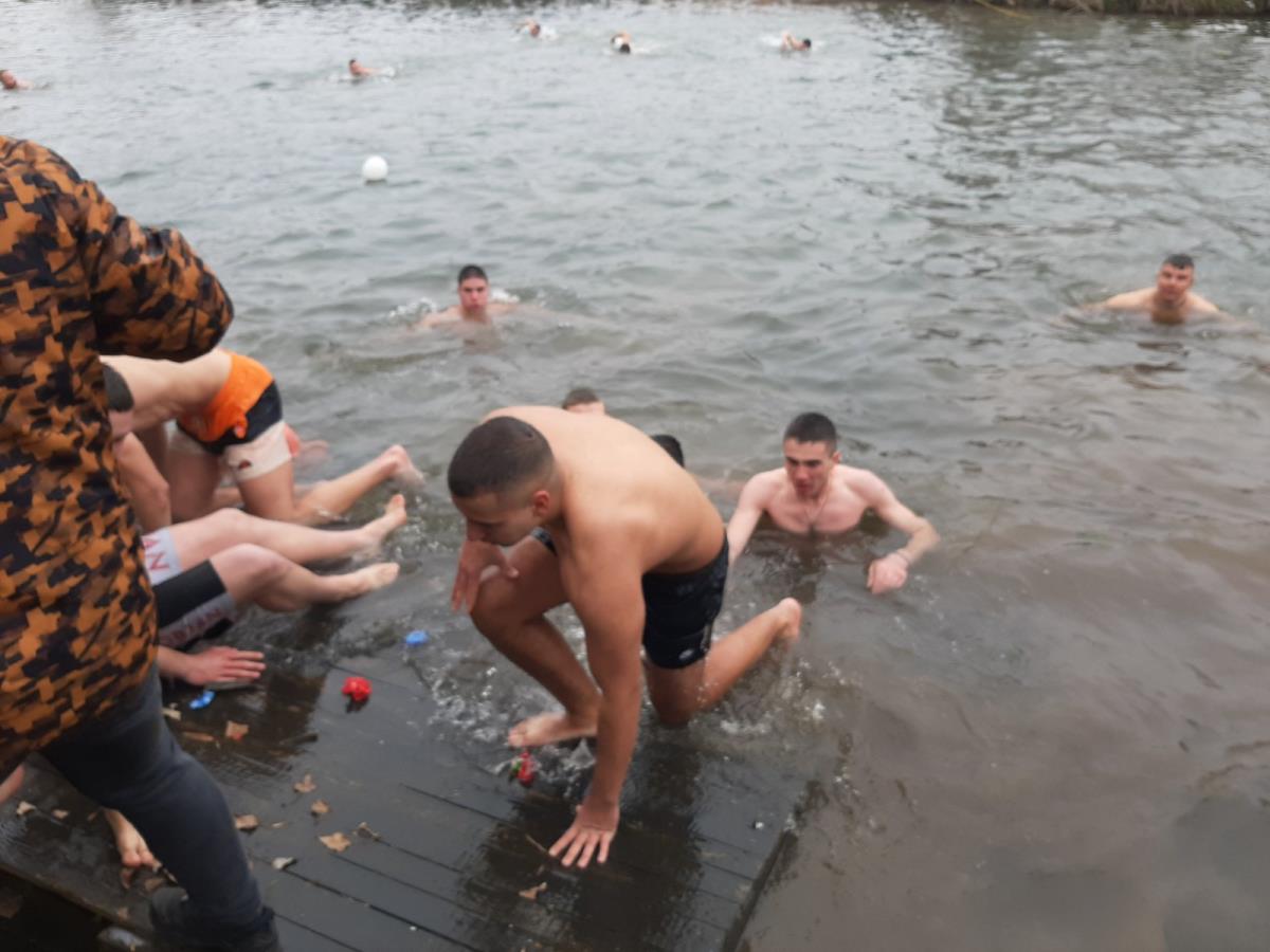 plivanje casni krst2.jpg