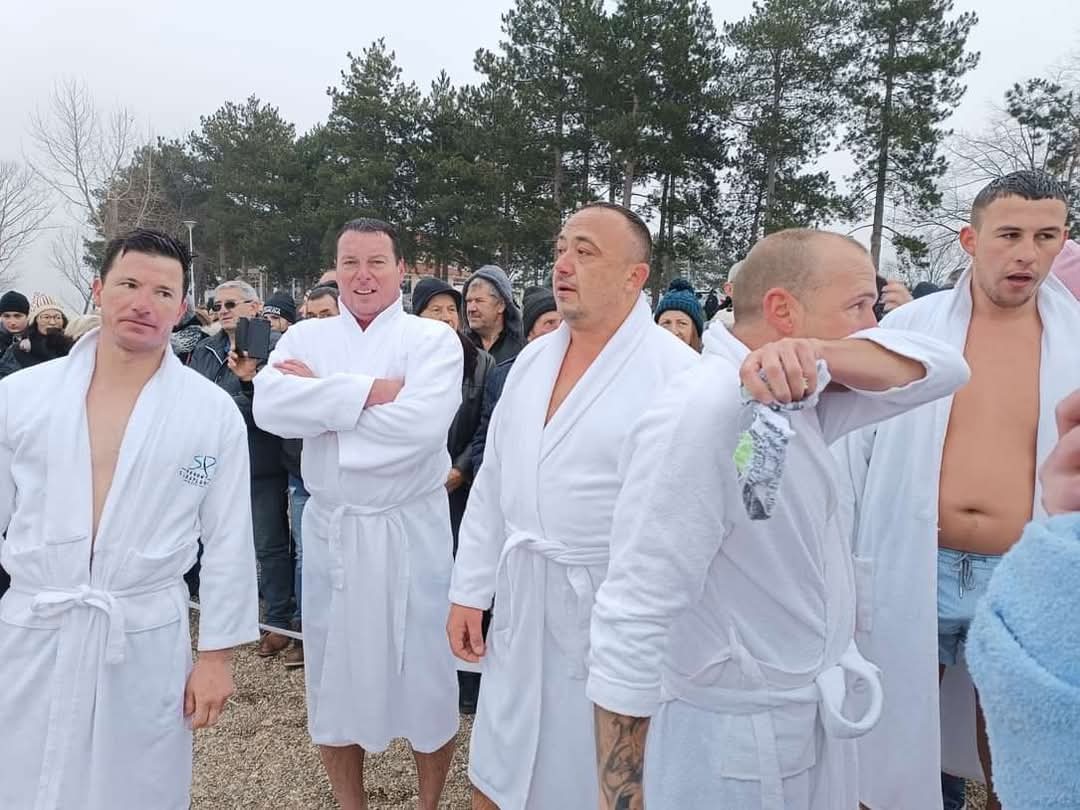 Plivanje za časni krst (3).jpg