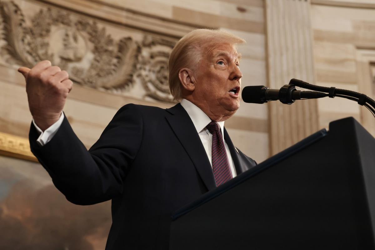 Donald Tramp za govornicom pokauje palac