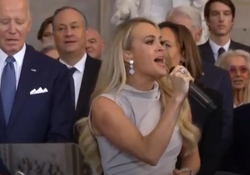 Keri Andervud pevala je na Trampovoj inauguraciji 4.png