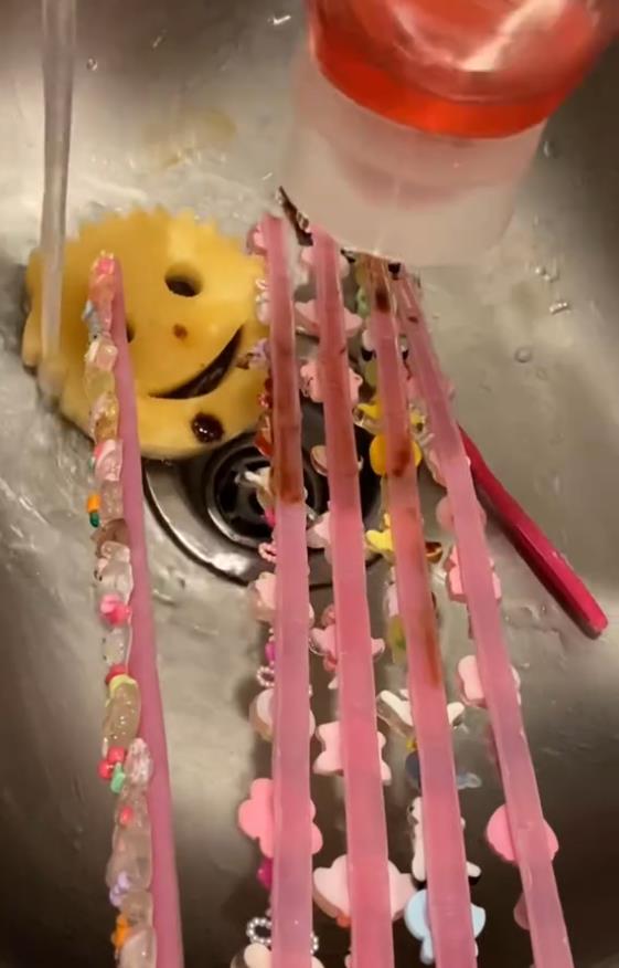 Ljudi su skandalizovani načinom na koji ih čisti