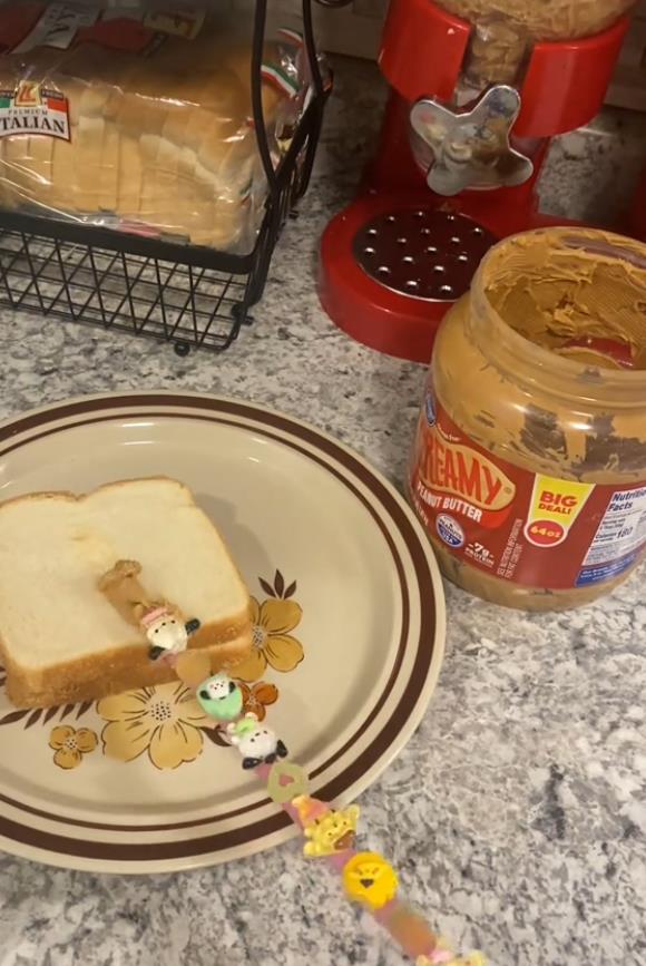 Nokte od 122 cm koristi kao kuhinjski alat dok kuva