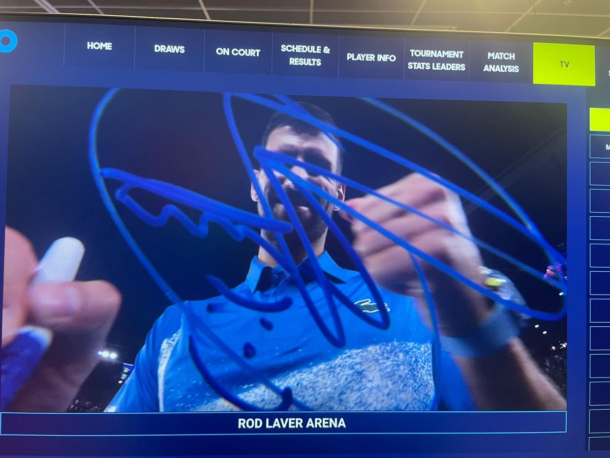 Šta je Đoković napisao i nacrtao na kameri